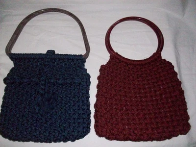 2 CARTERAS DE MACRAMÉ HECHAS A MANO DE COLECCIÓN - ASAS DE PLÁSTICO AZUL MARINO Y GRANATE Foto 1 de 3