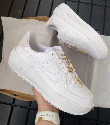 NIKE Air Force 1   - NEU - Low PLT. AF.ORM WEIß / GOLD / METALL BLING  Gr. 40,5 - Bild 1 von 4