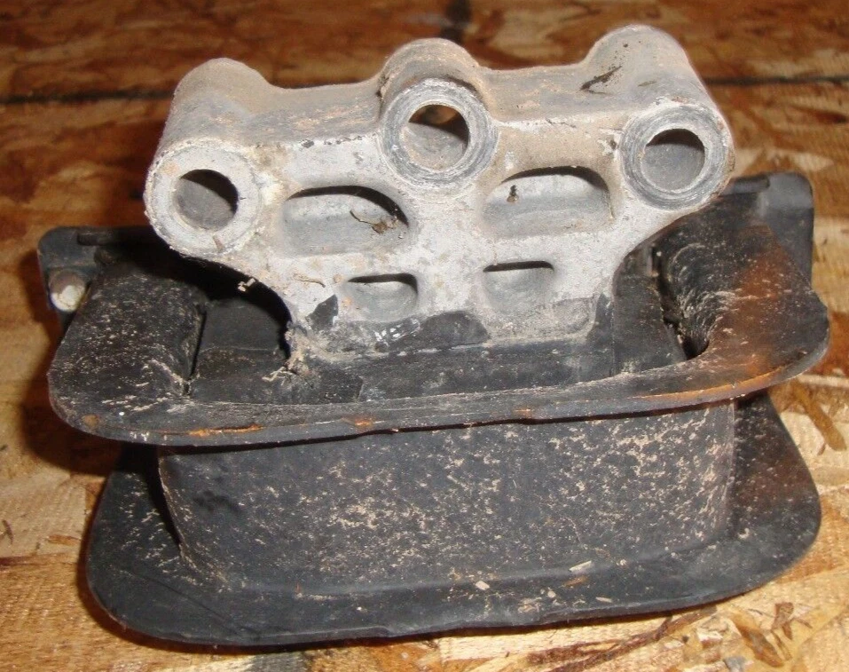 2002 Saturn SC2 SC 2 S Series Engine Mount Front Right Motor Bracket Support 02 - Image 1 of 2