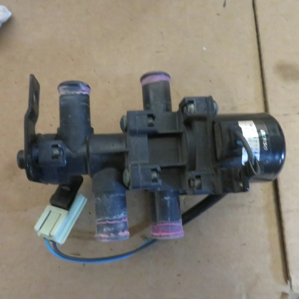 VÁLVULA DE AGUA PARA CALENTADOR ASTON MARTIN VANQUISH 1R12-89-10115 Foto 1 de 2