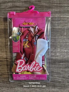Conjunto de Ropa y Accesorios Barbie Moda para Muñeca Ken con Chaqueta Universitaria Pantalones Cortos - Imagen 1 de 2