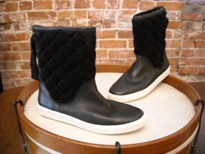 Bota Isaac Mizrahi Alma Cuero Negro SOHO Acolchada Trasera Detalle Cinta NUEVA Foto 1 de 4