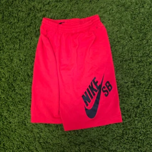 Nike SB Skate Boarding Shorts Infrared Red YOUTH see measurements - Picture 1 of 4