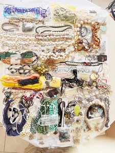 Lot 120 vintage costume jewelry necklace, lbs metal plastic shell imitation - Picture 1 of 12