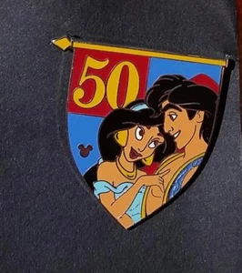 Prendedor Disney DLR Cast Lanyard 50th Banner Princesa Jazmín y Aladdin - Imagen 1 de 1