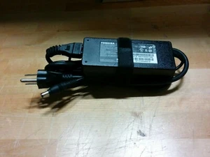 Toshiba AC/DC Adapter Model PA3755E-1AC3 PN: G71C00A6210 15V - Bild 1 von 5