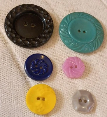 6 Vintage Similar To Colt Plastic Buttons. - Image 1 of 4