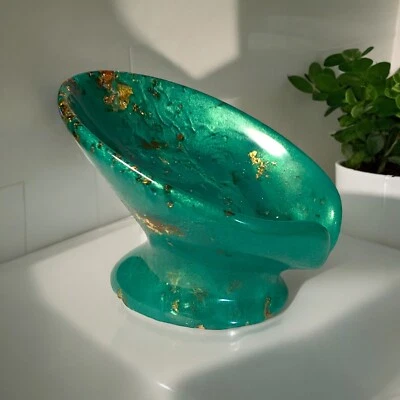 Saboneteira artesanal de resina verde e dourada - Decoração moderna exclusiva para casa - Imagem 1 de 4