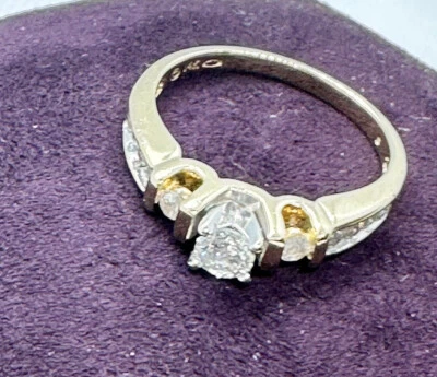 Anillo de compromiso de oro de 14k corte redondo diamante con montura catedral Foto 1 de 4