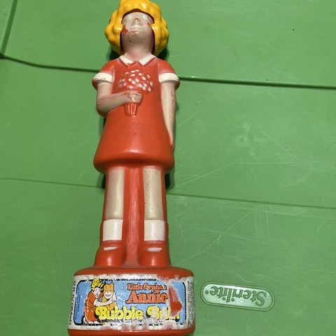VINTAGE 1977 LITTLE ORPHAN ANNIE BUBBLE BATH 12 OZ. FULL LANDER CO Empty Bottle Cover