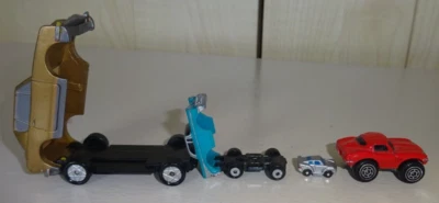 RARE MICRO MACHINES TRIPLESIDER GOLD STUDEBAKER AVANTI 1990 GALOOB RED CORVETTE - Image 1 of 4