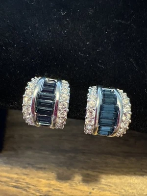 Pendientes Nolan Miller Glamour Collection Puño Zafiro/Estrás Transparente Foto 1 de 4