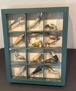 Vintage Holz Angelköder Shadow Box - MCM Art - Bachdöbel - Heddon 15 Köder - Bild 1 von 14