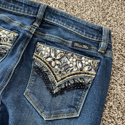 Pantalones de mezclilla Miss Me para mujer 27x31 belleza refinada tiro medio corte bota M3024B adornados Foto 1 de 4