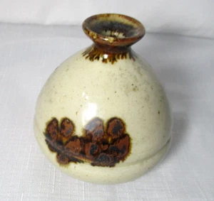 Studio Kunstkeramik Knospenvase Unkraut Topf - erdige braune Blumen auf Beige 4,5 cm - Bild 1 von 7