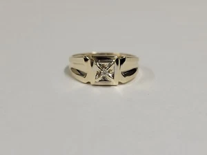 10k Mens 1 Small Round Diamond Illusion Setting Yellow Gold Ring Size 9.5 - Picture 1 of 11