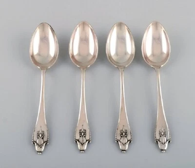 Cuatro cucharas de postre Georg Jensen Akkeleje en plata (830). Fecha 1920 Foto 1 de 4