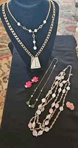 Lot of 6 Vintage Designer Jewelry Signed Jewelry Crown Trifari, Napier, Lisner + - Bild 1 von 7