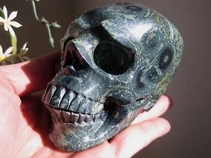 Talla de calavera de cristal verde de piedras preciosas naturales de Madagascar A*813 g ART 111206 - Imagen 1 de 8