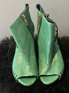 Tacones de bota Versace con punta abierta verdes - Imagen 1 de 4