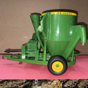 ERTL 1/16 John Deere Grinder~Mixer~Missing Auger~One Owner~CLEAN - Picture 1 of 11