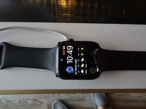 Apple Watch Series 4 GPS + Cellular - 44 mm acier inoxydable argenté - fissuré - Photo 1 sur 2