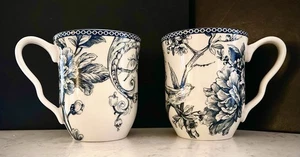 222 Fifth Adelaide blau weiß Toiletten-inspirierte Kaffeetassen Paar 4,5" Vogel/Blumen - Bild 1 von 7
