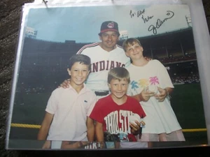 AUTOGRAFATO - FOTO 8X10 - FIRME INDIANI CLEVELAND - RICEVI TUTTE LE 11 FOTO! - Foto 1 di 12