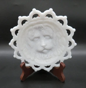 Viktorianische Milchglasplatte geformt Hundegesicht Spitzenrand 6" Durchmesser - Bild 1 von 9