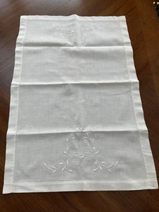 Vtg Linen Ivory Table Runner Fleur De Lis Design 24x16 READ - Picture 1 of 5