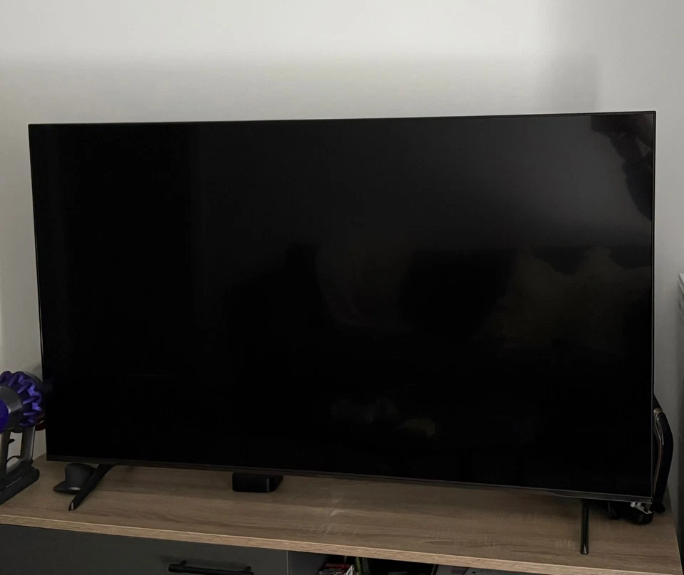 Hisense 55 in 55E7NQTUK Pro Smart 4K UHD HDR QLED Freely TV-Excellent Condition - Image 1 of 1