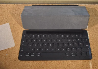 Apple Smart Keyboard Case for iPad Pro 10.5" iPad Air 3rd & IPad 7th-9th A1829 - Image 1 of 4