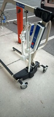 Elevador a batería Invacare Reliant 450 con base baja de apertura eléctrica -... Foto 1 de 3