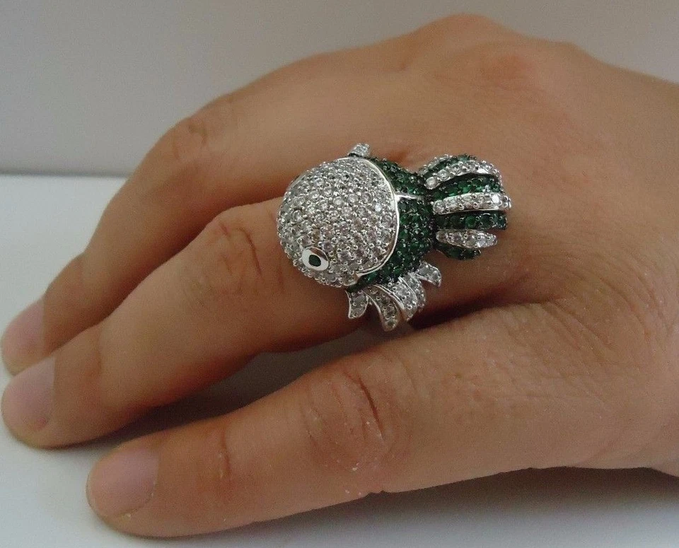 LARGE GUPPY FISH RING 8 CT LAB SIMULATED DIAMOND/ EMERALD 925 STERLING SILVER - Image 1 of 4