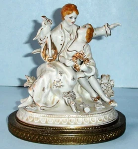 Vintage Porzellan umwerbendes Paar Figur mit Goldakzenten auf ovalem Messingsockel - Bild 1 von 9