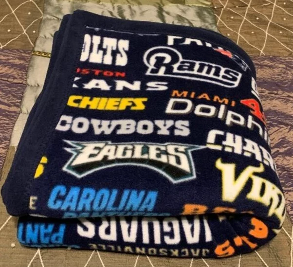 Manta polar hecha a mano con tema de la NFL Foto 1 de 1