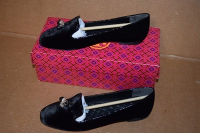 ZAPATILLA PARA FUMAR TORY BURCH BELLOTA CHARM TERCIOPELO NEGRA Foto 1 de 4