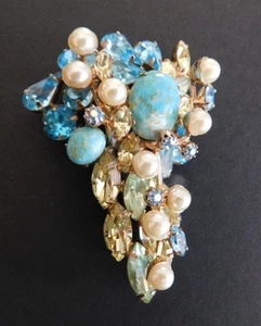 VTG SIGNED HATTIE CARNEGIE BLUE RHINESTONE PEARLS & MURANO CABOCHON BROOCH - Picture 1 of 13