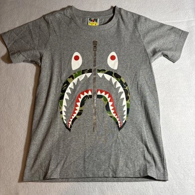 Camiseta gris con estampado gráfico de algodón tiburón talla XS camuflada BAPE A Bathing Ape para mujer Foto 1 de 4