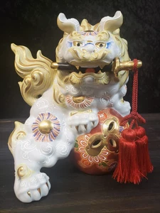 VINTAGE KUTANI SHISHI FOO DOG WITH SWORD PORCELAIN GOLD ACCENTS MARKED 7 1/2" - Picture 1 of 24