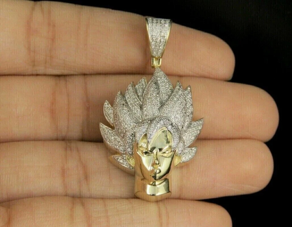 Colgante con dije de cara de Goku de diamantes de corte redondo de 3 quilates enchapado en oro amarillo de 14 k Foto 1 de 4