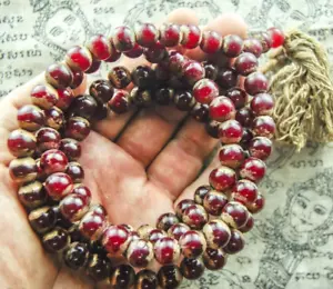 Rosario 108 Perline Rosso Mala Collana Preghiera Phra Kaew Tempio Buddha Tailandese Amuleto - Foto 1 di 4