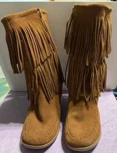 Botas para mujer Minnetonka de gamuza con doble flecos y tacón de cuña marrón/bronceado. Talla 8,5 - Imagen 1 de 9