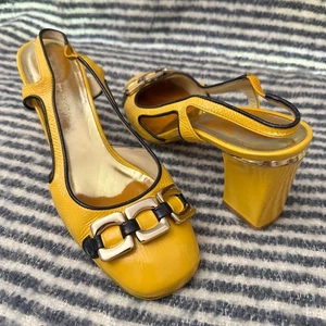 Marc Jacobs décolleté slingback gialle in vernice con accento a catena taglia 39,5 / 9,5 US - Foto 1 di 9