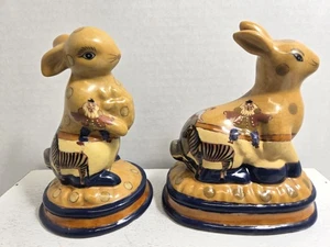 VTG COTTAGE CORE SET OF 2 CIRCUS SCENE DECORATED BUNNY FIGURINES - Picture 1 of 3