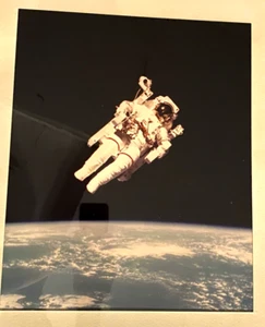 Offizieller NASA-Fotolaborabdruck 18 x 20 Zoll gerahmt Bruce McCandless Untethered Flight - Bild 1 von 7