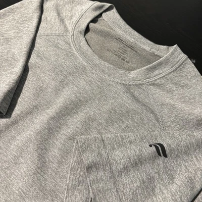 Camiseta deportiva de manga corta gris de rendimiento pequeño de Fabletics para hombre Foto 1 de 4