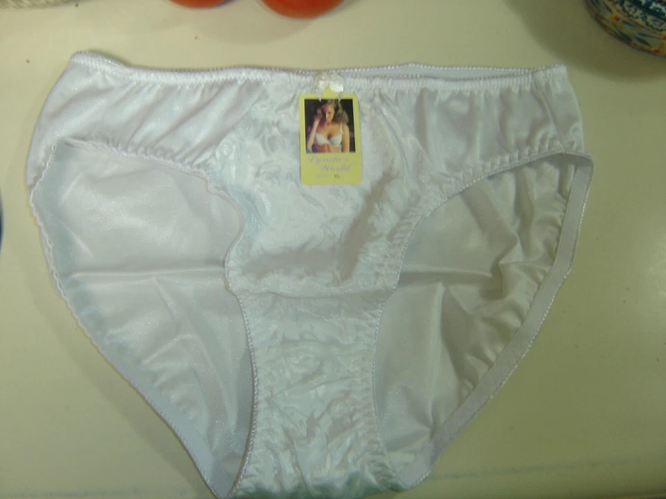 Bragas de bikini Old Stock Lynda's World de nailon satinado tallas L-XL NUEVAS CON ETIQUETAS ideales para hombre Foto 1 de 4