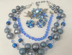 Lotto gioielli Estate vetro blu perline strass, collana, spilla orecchini tutore - Foto 1 di 13