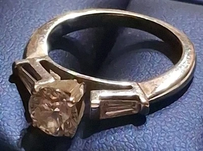 Anillo de compromiso baguette redondo de oro blanco de 14 k con diamantes talla brillante de 1,01 quilates C4 GIA Foto 1 de 4